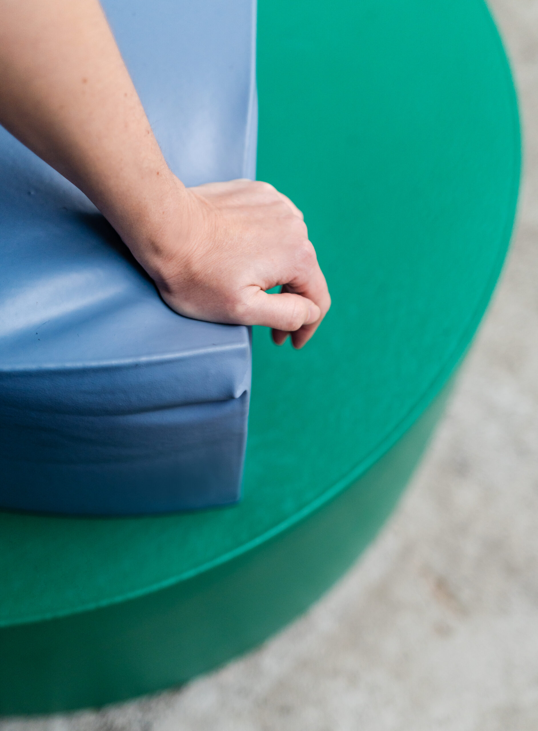 atelier belge console cushion hand push in