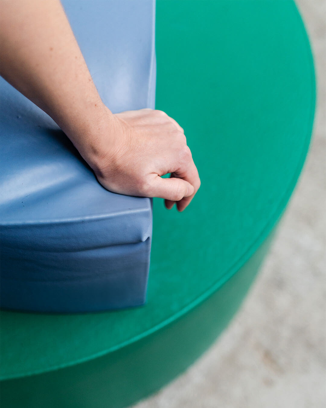 atelier belge console cushion hand push in